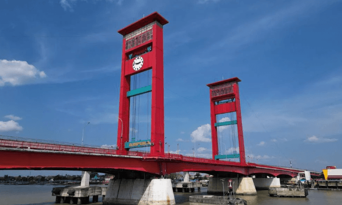 Jembatan Ampera di atas Sungai Musi, Kota Palembang